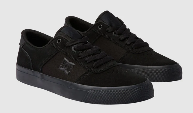 DC Shoes Teknic Skate Shoes showing a pair in full black