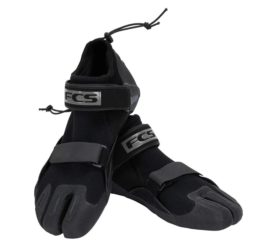 FCS SP2 REEF BOOTS in black showing a pair