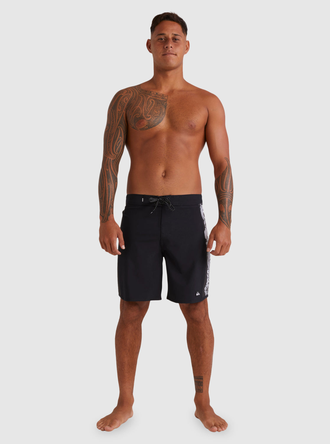 Kehu BUtler wearing the Quiksilver Surfsilk Marakihau Arch 18" Boardshorts from front