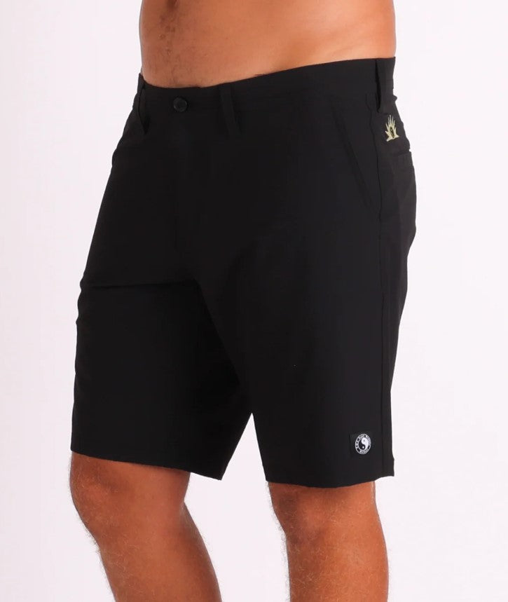 Town and Country Trail 19" Hybrid Shorts in black from front/side view