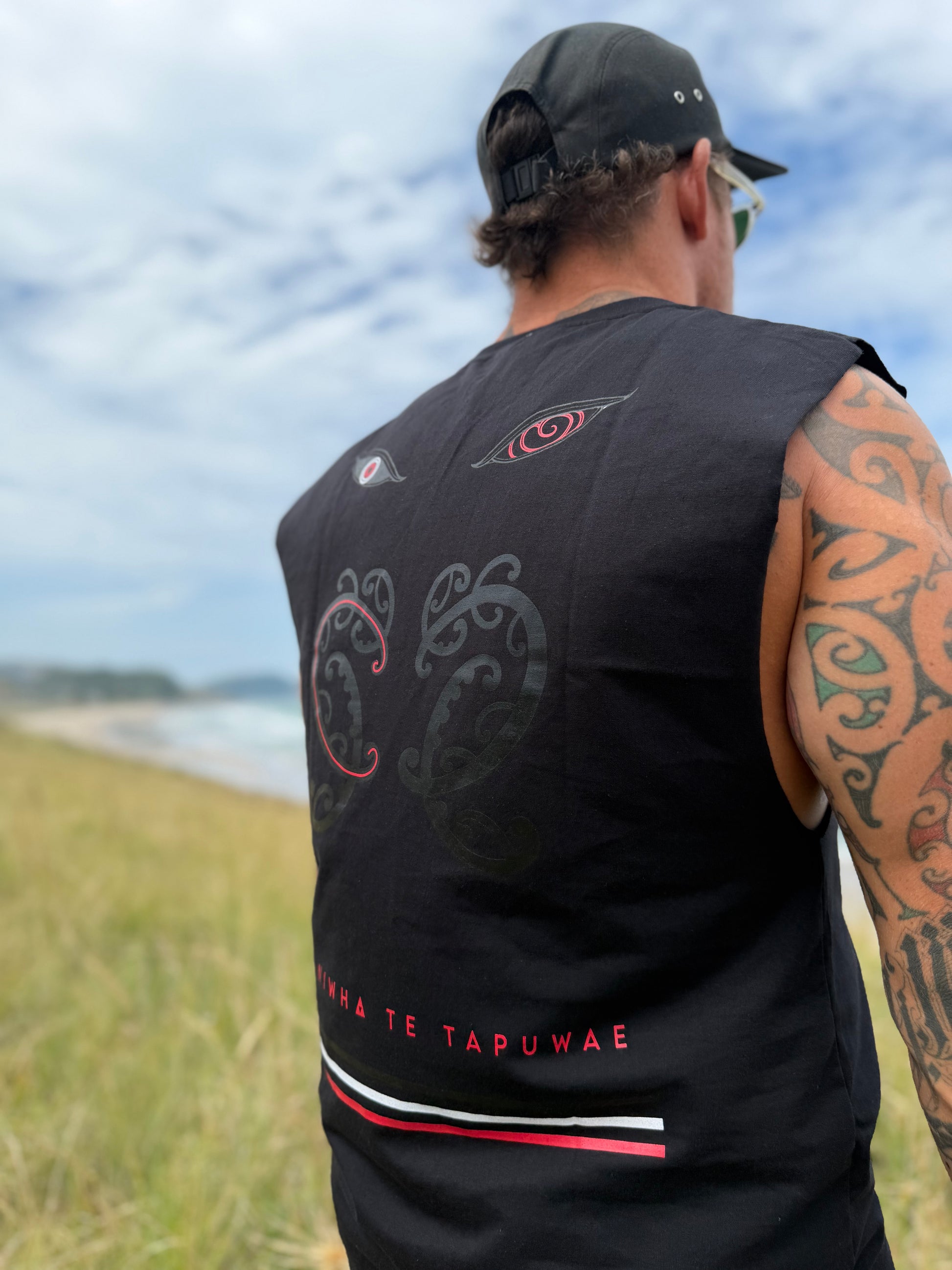 Wai-Tai Tipua Blackout Heavyweight Muscle from back on Maia Gibbs angle