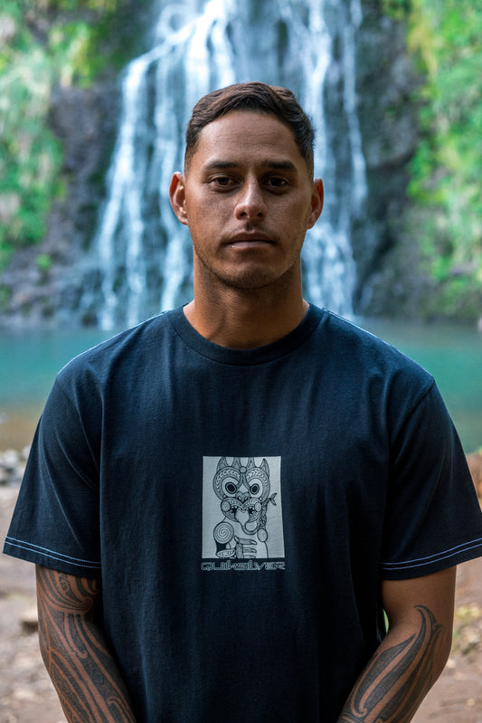 Quiksilver Marakihau Tee  in black on kehu by waterfall