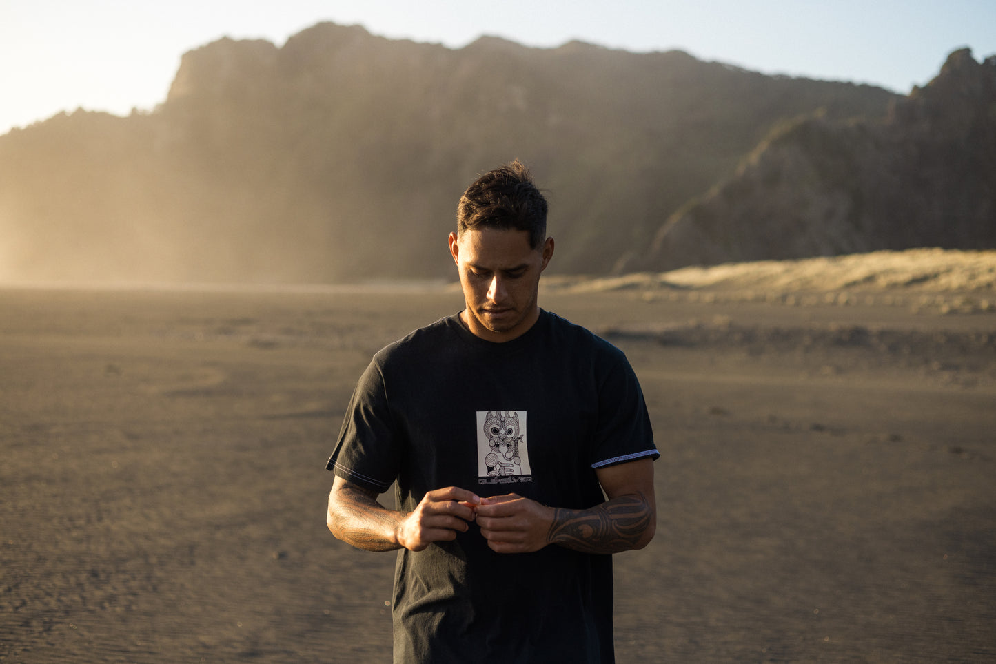 Quiksilver Marakihau Tee  in black on kehu at beach