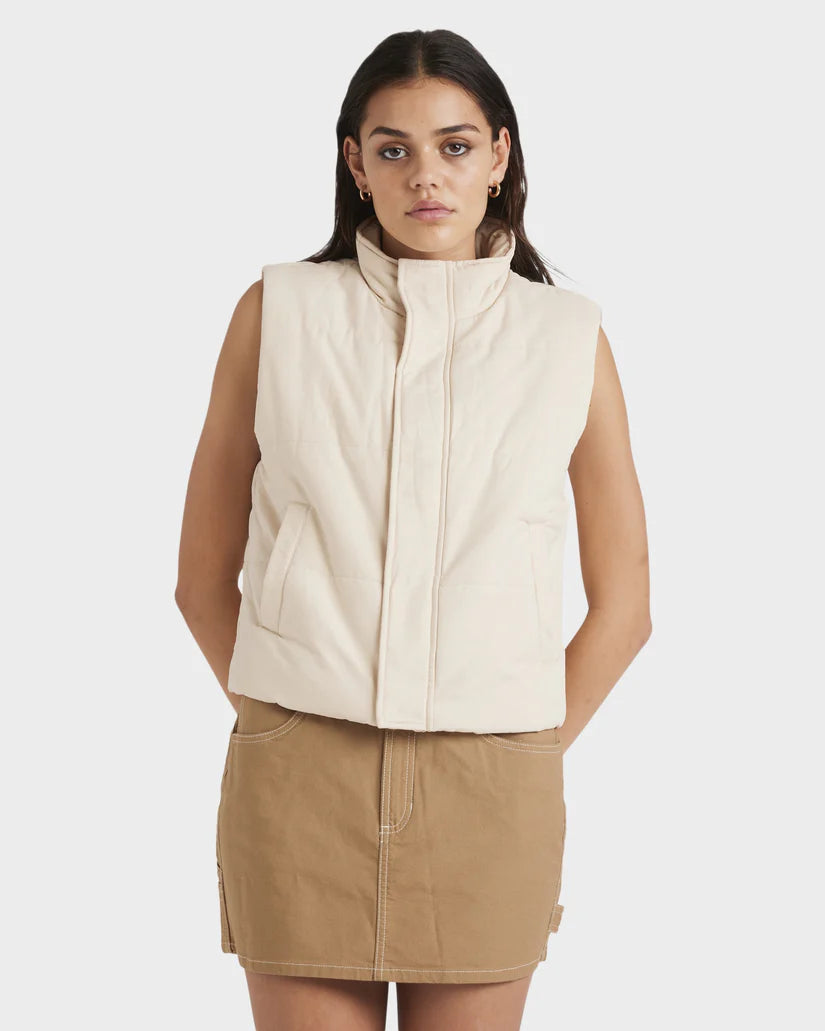 RVCA-Womens-Eezeh-Puffer-Vest in colour salt on model front veiw