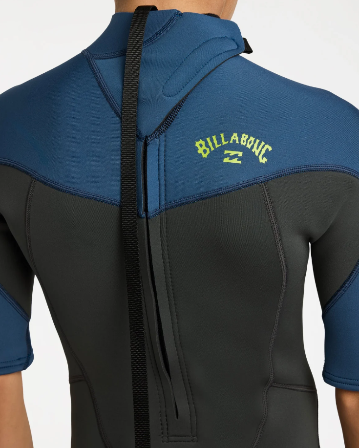 BIllabong Absolute 2mm Boys Spring Wetsuit in black with blue arms from the rear close up of zip
