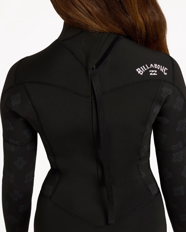 Billabong Absolute 3/2mm Flatlocked Girls Wetsuit in black from the back close up of the zip