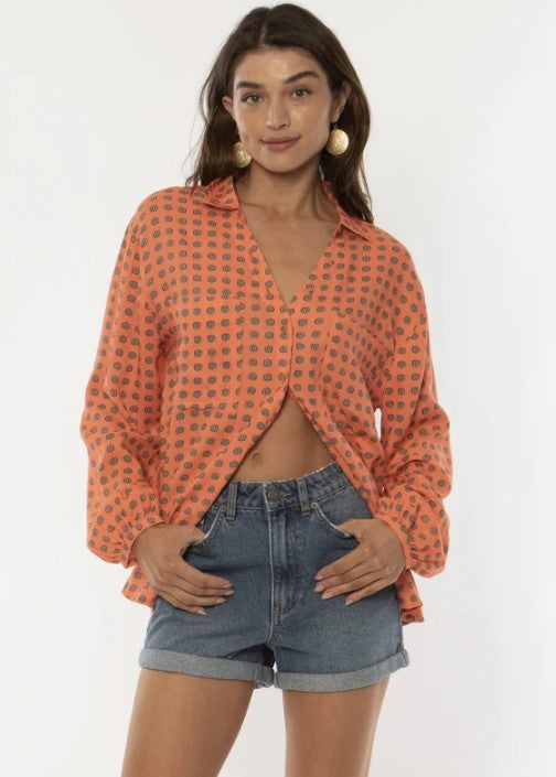 Amuse Society Tricia Long Sleeve Woven Shirt in afterglow colourway on model from front