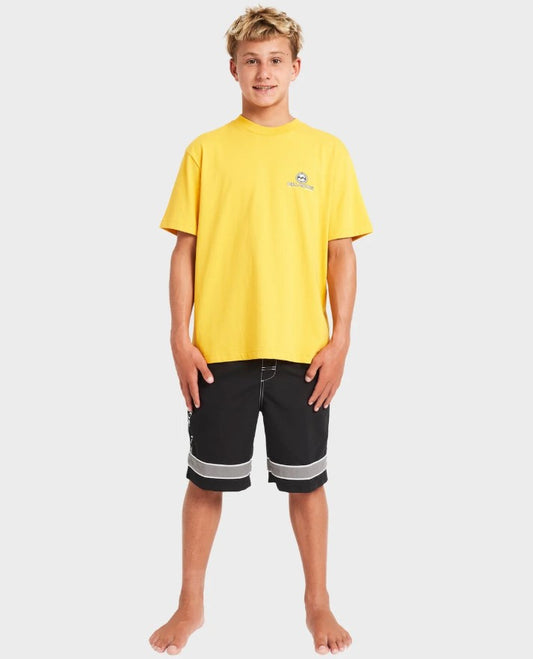 Billabong Boys Throw On 18" Boardshorts 2.0 in black on youth model in yellow t-shirt