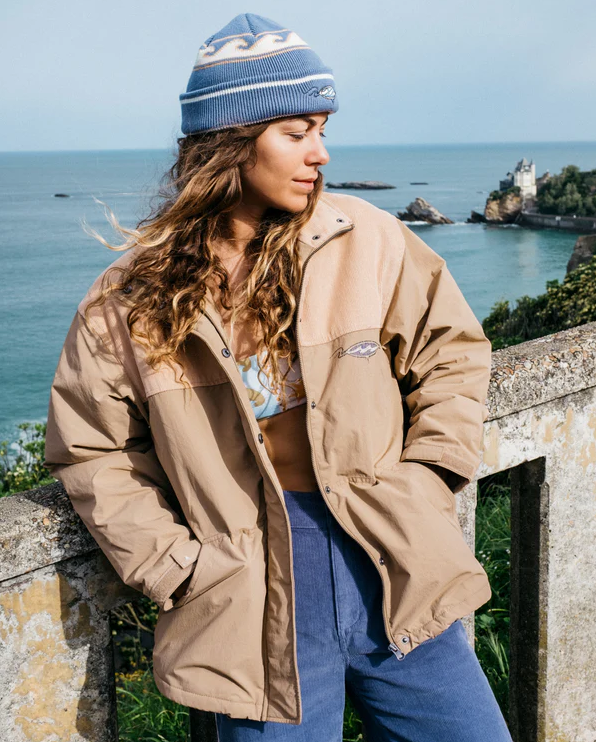 Billabong The Original Vibes 2 Jacket in cement colourway on model in Billabong beanie at the beach