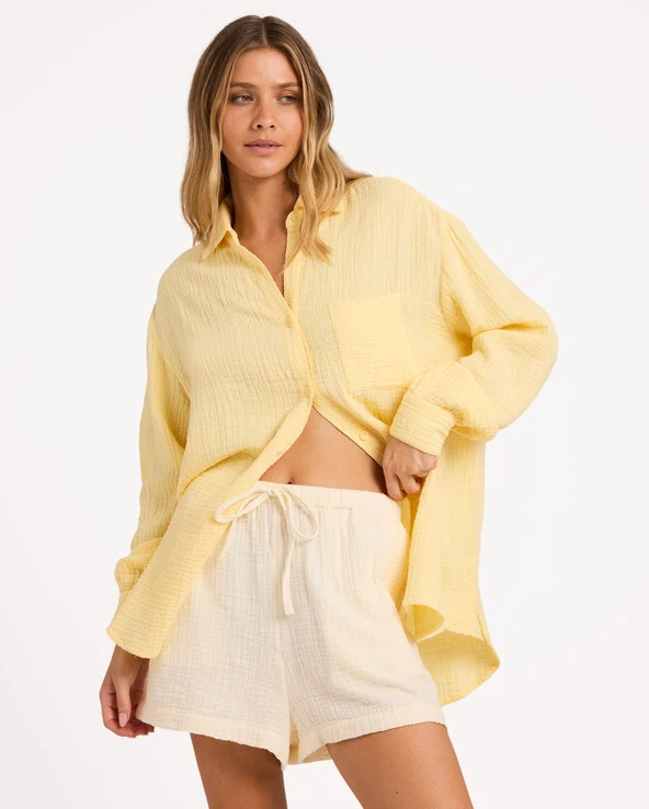 Billabong Wanderer Long Sleeve Shirt in sunlight on model in whtie shorts from front close up