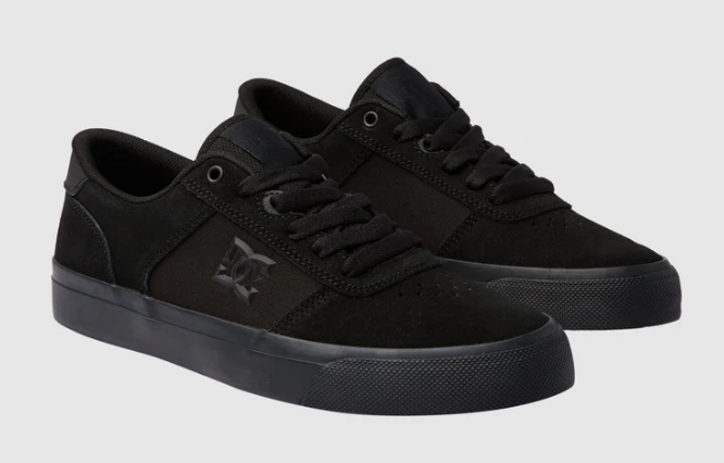 DC Shoes Teknic Skate Shoes in black black colourway