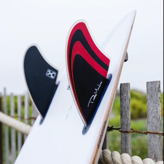 Endorfins Rob Machado Twin Keel Fin Set in surfboard black and red
