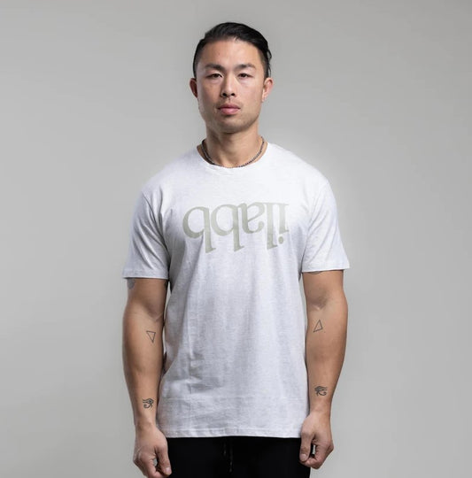 Man wearing Ilabb Mens Capsize Classic Tee in white marle