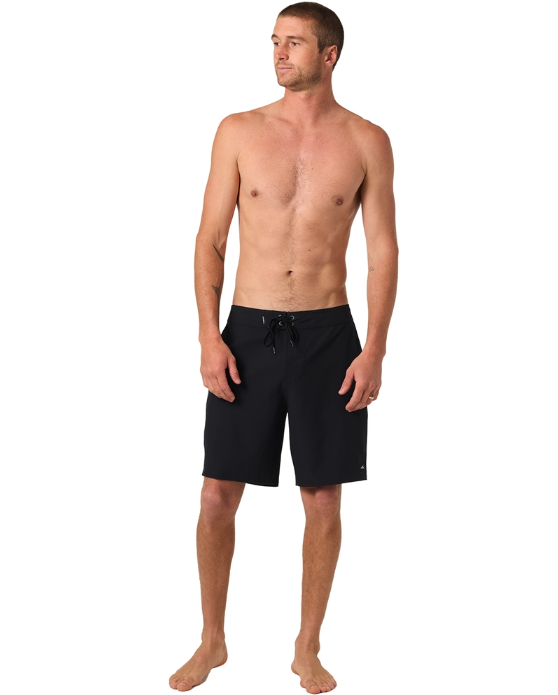 O'Neill Hyperfreak Heat Solid 19" Boardshorts in black on model from the front
