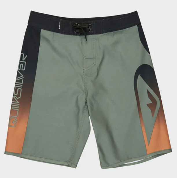 Quiksilver Everyday Holmes 17" Youth Boardshorts in sea spray from front