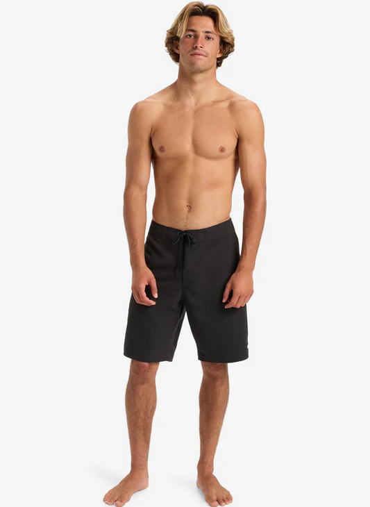 Quiksilver Everyday Solid 20" Boardshorts in black on model