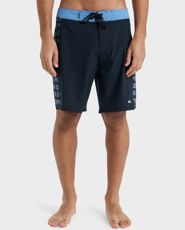 Quiksilver Surfsilk Arch 18" Boardshorts
 in black etched from front
