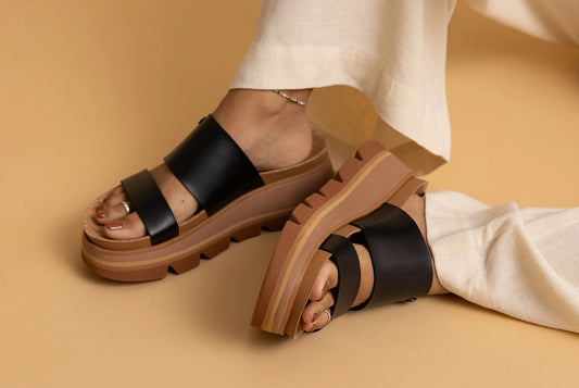 Reef Vista Luxe Siaa Sandals  on someone's feet in beige pants