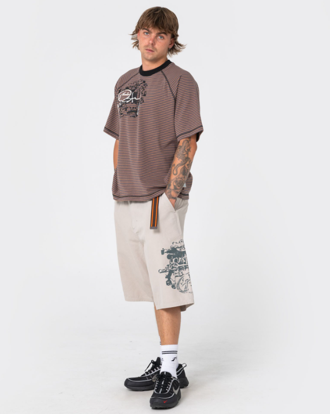 Rusty Riddle Me This Men's T-Shirt in pinecone colourway on model from the side