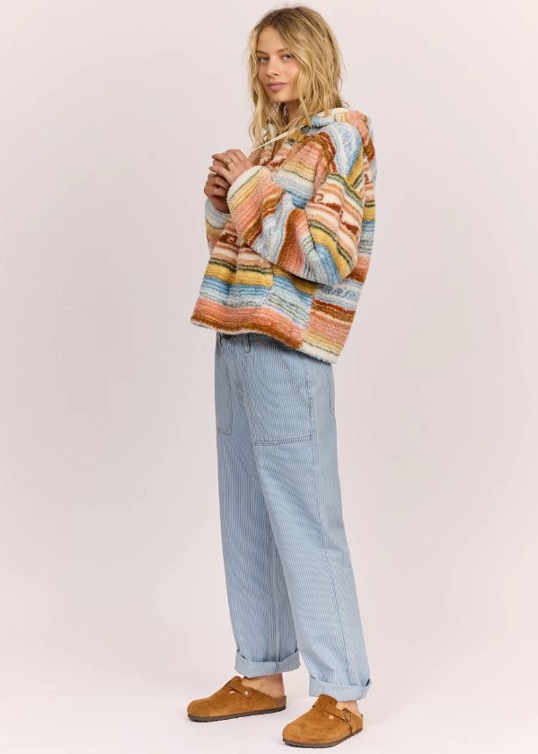 Sisstrevolution Ocean Callin' Women's Fleece in seasalt colourway on model from side